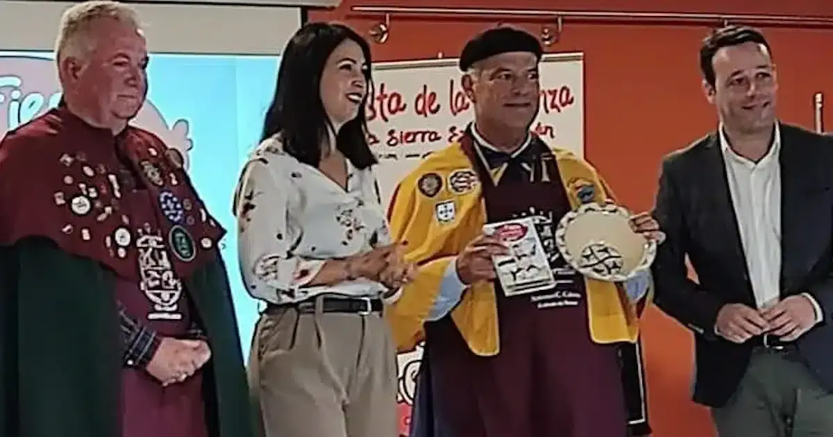 Pessoas sorridentes em evento de premiação.