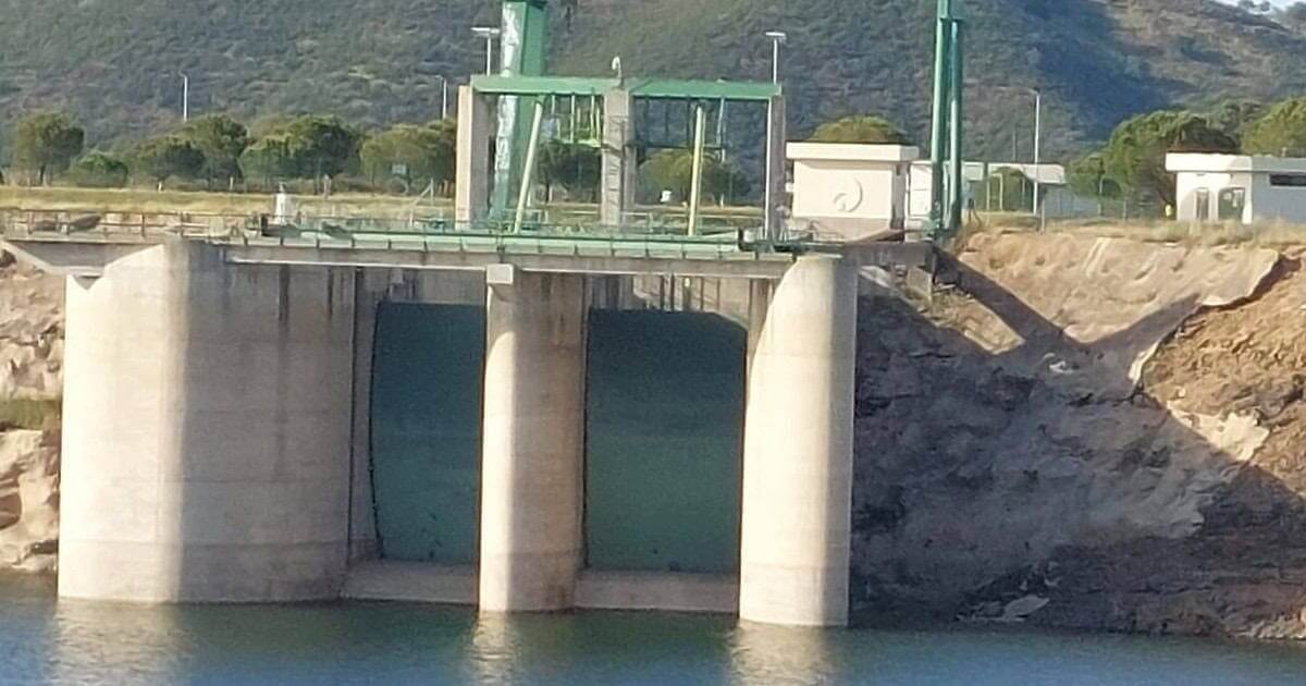 Barragem moderna em paisagem natural.